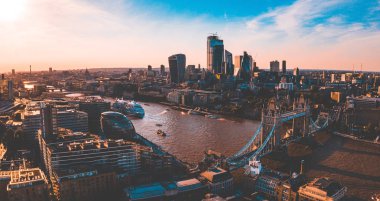 Tower Bridge yakınlarındaki Londra Shard gökdelenler havadan görünümü.