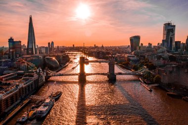 Tower Bridge yakınlarındaki Londra Shard gökdelenler havadan görünümü.