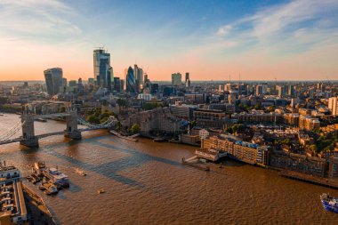 Tower Bridge yakınlarındaki Londra Shard gökdelenler havadan görünümü. 