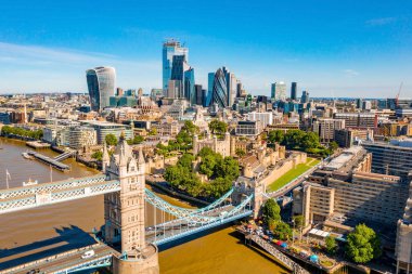 Londra 'da Thames nehrinin yukarısındaki Kule Köprüsü 'nün manzarası, Birleşik Krallık