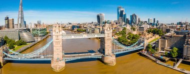 Londra 'da Thames nehrinin yukarısındaki Kule Köprüsü 'nün manzarası, Birleşik Krallık