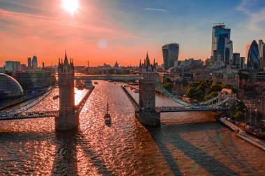 Tower Bridge yakınlarındaki Londra Shard gökdelenler havadan görünümü.