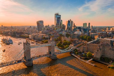 Tower Bridge yakınlarındaki Londra Shard gökdelenler havadan görünümü.