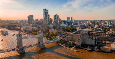 Tower Bridge yakınlarındaki Londra Shard gökdelenler havadan görünümü.