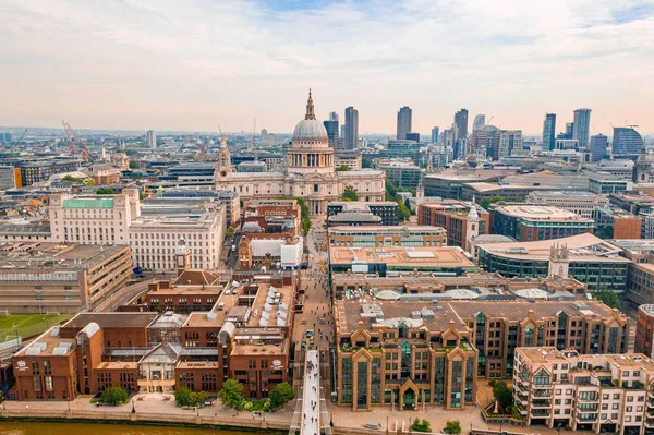 Londra 'da Millennium Köprüsü yakınındaki ikonik St Pauls Cathedrale, Ingiltere. 