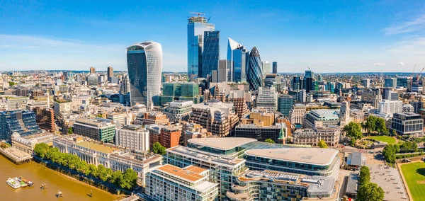 Yukarıdan güzel Londra şehir panoramik görünümü. Londra şehir bölgesinde gökdelenler. 