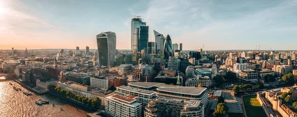 Yukarıdan güzel Londra şehir panoramik görünümü. Londra şehir bölgesinde gökdelenler. 
