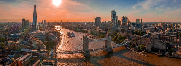 Luftaufnahme Der Londoner Wolkenkratzer Der Nähe Der Tower Bridge — Stockfoto