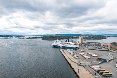 10 Haziran 2019. Oslo, Norveç. Oslo opera evinin yakınındaki Oslo şehir merkezinin güzel manzarası. 
