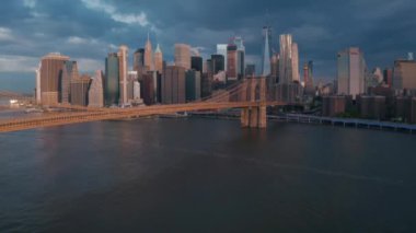 Arka planda Manhattan şehir merkezi ile Hudson Nehri boyunca güzel Brooklyn Köprüsü.