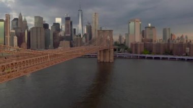 Arka planda Manhattan şehir merkezi ile Hudson Nehri boyunca güzel Brooklyn Köprüsü.