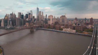 New York, ABD 'de gün batımı yukarısında Brooklyn ve Manhattan Köprüsü inanılmaz görünümü.