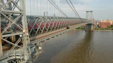 Williamsburg Köprüsü 'nün havadan görünümü, New York City 'de Doğu Nehri genelinde bir süspansiyon köprüdür.