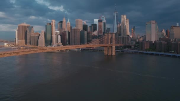 美丽的布鲁克林大桥横跨哈德逊河与曼哈顿市中心的背景 — 图库视频影像