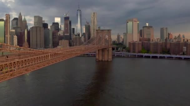 Ponte Brooklyn Bonita Através Rio Hudson Com Centro Manhattan Fundo — Vídeo de Stock