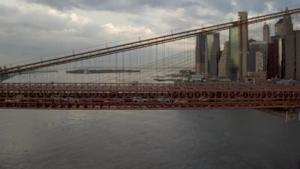 Schöne Brooklyn Bridge Über Hudson River Mit Der Innenstadt Von — Stockvideo