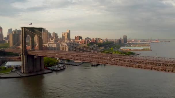 Красивый Бруклинский Мост Через Реку Гудзон Центром Манхэттена Заднем Плане — стоковое видео