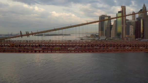 허드슨 가로지르는 아름다운 브루클린 다리와 맨해튼 다운타운을 배경으로 — 비디오
