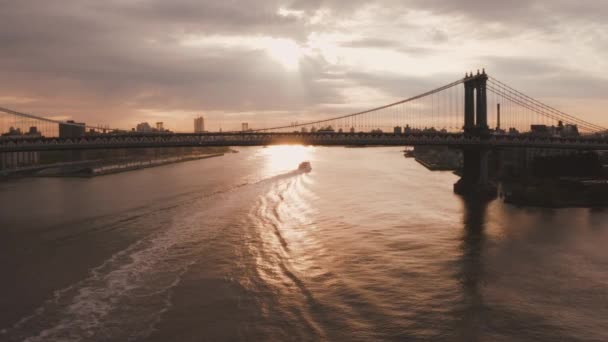 日の出時のマンハッタン橋構造とニューヨーク市の航空写真 — ストック動画