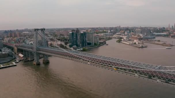 Manhattan Bridge Struktúrájának New York Városának Napfelkeltét Ismertető Nézete — Stock videók