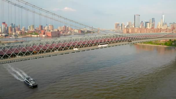 威廉斯堡大桥的鸟瞰图是横跨东河的悬挂桥 位于美国 — 图库视频影像
