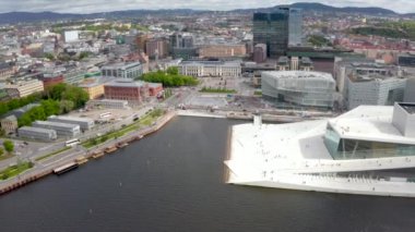Ulusal Oslo Opera Binası ve Oslo şehir merkezinde bulutlu gökyüzüne karşı havadan görünüm