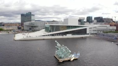 Ulusal Oslo Opera Binası ve Oslo şehir merkezinde bulutlu gökyüzüne karşı havadan görünüm