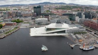 Ulusal Oslo Opera Binası ve Oslo şehir merkezinde bulutlu gökyüzüne karşı havadan görünüm