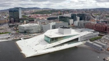 Ulusal Oslo Opera Binası ve Oslo şehir merkezinde bulutlu gökyüzüne karşı havadan görünüm