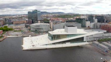 Ulusal Oslo Opera Binası ve Oslo şehir merkezinde bulutlu gökyüzüne karşı havadan görünüm