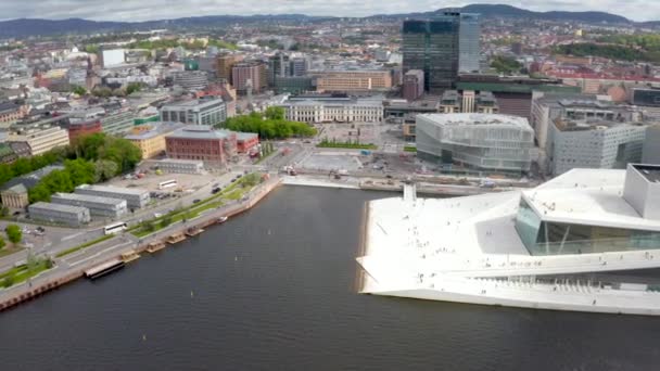 Flybilde Operaen Oslo Sentrum Mot Skyet Himmel – stockvideo