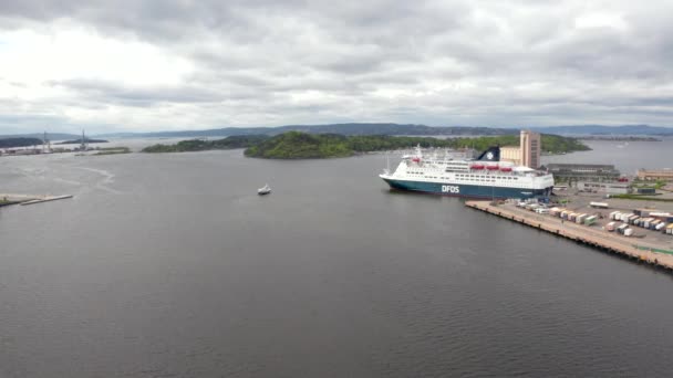 Ulusal Oslo Opera Binası Oslo Şehir Merkezinde Bulutlu Gökyüzüne Karşı — Stok video