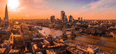 Londra, Ingiltere şehir üzerinde güzel günbatımı. Turuncu ışıklar inanılmaz gökdelenler.