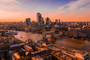 Londra, Ingiltere şehir üzerinde güzel günbatımı. Turuncu ışıklar inanılmaz gökdelenler.