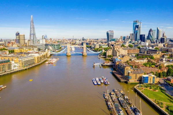 Υπερυψωμένη Θέα Στην Οικονομική Συνοικία Του Λονδίνου Κοντά Στη Γέφυρα — Φωτογραφία Αρχείου