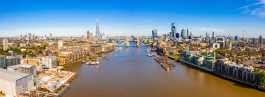 Thames nehrinin karşısındaki Kule Köprüsü yakınındaki Londra finans bölgesi 'nin yüksek görünümü. Londra. Ingiltere.