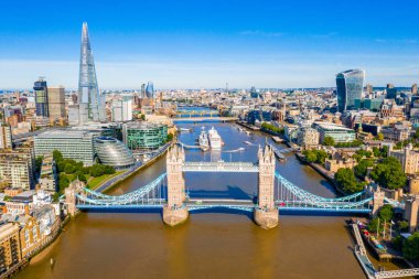 Londra 'da Kule Köprüsü, Ingiltere. Güzel bulutlarla günbatımı. Köprü açılışı. Ingilizce sembollerinden biri. Yukarıdakilerin havadan görünümü. 