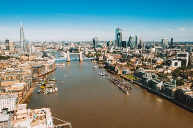 Thames nehrinin karşısındaki Kule Köprüsü yakınındaki Londra finans bölgesi 'nin yüksek görünümü. Londra. Ingiltere.