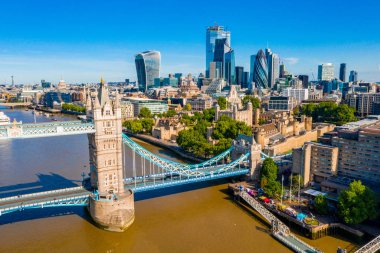 Londra 'da Kule Köprüsü, Ingiltere. Güzel bulutlarla günbatımı. Köprü açılışı. Ingilizce sembollerinden biri. Yukarıdakilerin havadan görünümü. 