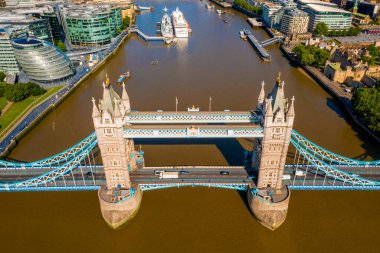 Londra 'da Kule Köprüsü, Ingiltere. Güzel bulutlarla günbatımı. Köprü açılışı. Ingilizce sembollerinden biri. Yukarıdakilerin havadan görünümü. 