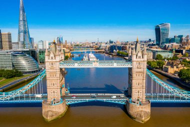 Londra 'da Kule Köprüsü, Ingiltere. Güzel bulutlarla günbatımı. Köprü açılışı. Ingilizce sembollerinden biri. Yukarıdakilerin havadan görünümü. 