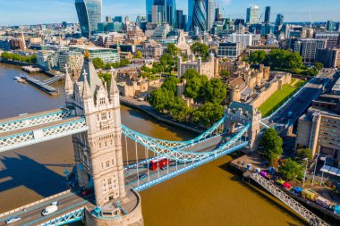 Londra 'da Kule Köprüsü, Ingiltere. Güzel bulutlarla günbatımı. Köprü açılışı. Ingilizce sembollerinden biri. Yukarıdakilerin havadan görünümü. 
