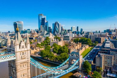 Londra 'da Kule Köprüsü, Ingiltere. Güzel bulutlarla günbatımı. Köprü açılışı. Ingilizce sembollerinden biri. Yukarıdakilerin havadan görünümü. 