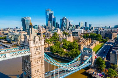 Londra 'da Kule Köprüsü, Ingiltere. Güzel bulutlarla günbatımı. Köprü açılışı. Ingilizce sembollerinden biri. Yukarıdakilerin havadan görünümü. 