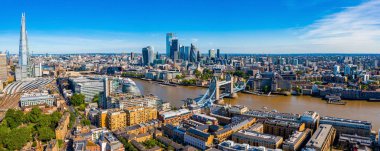 Thames nehrinin karşısındaki Kule Köprüsü yakınındaki Londra finans bölgesi 'nin yüksek görünümü. Londra. Ingiltere.