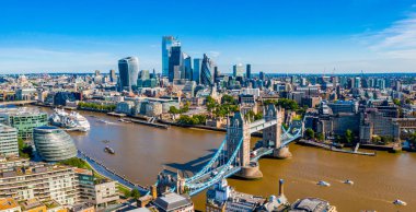Thames nehrinin karşısındaki Kule Köprüsü yakınındaki Londra finans bölgesi 'nin yüksek görünümü. Londra. Ingiltere.