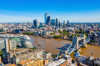 Thames nehrinin karşısındaki Kule Köprüsü yakınındaki Londra finans bölgesi 'nin yüksek görünümü. Londra. Ingiltere.