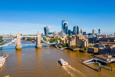 Thames nehrinin karşısındaki Kule Köprüsü yakınındaki Londra finans bölgesi 'nin yüksek görünümü. Londra. Ingiltere.