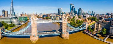 Londra 'da Kule Köprüsü, Ingiltere. Güzel bulutlarla günbatımı. Köprü açılışı. Ingilizce sembollerinden biri. Yukarıdakilerin havadan görünümü. 