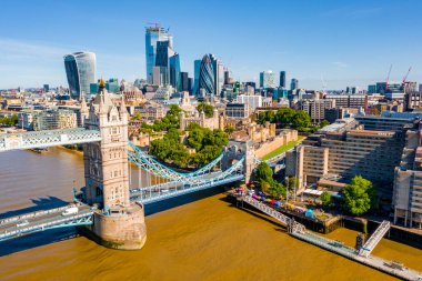Londra 'da Kule Köprüsü, Ingiltere. Güzel bulutlarla günbatımı. Köprü açılışı. Ingilizce sembollerinden biri. Yukarıdakilerin havadan görünümü. 